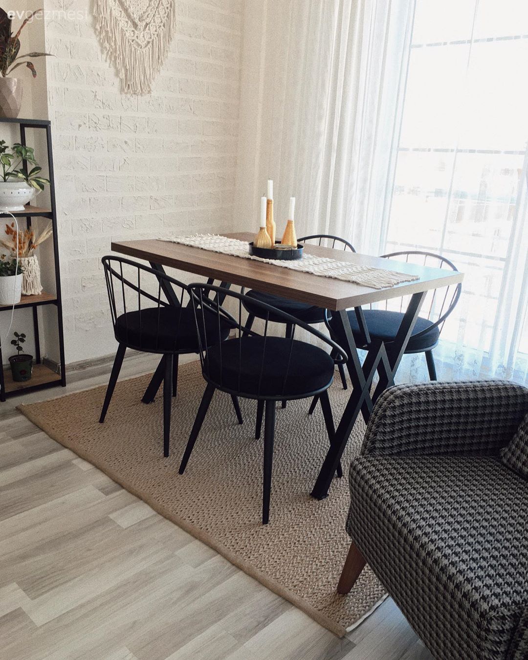 İki Katlı Bu Evin Bir Tarafı Rustik Diğer Tarafı Modern!