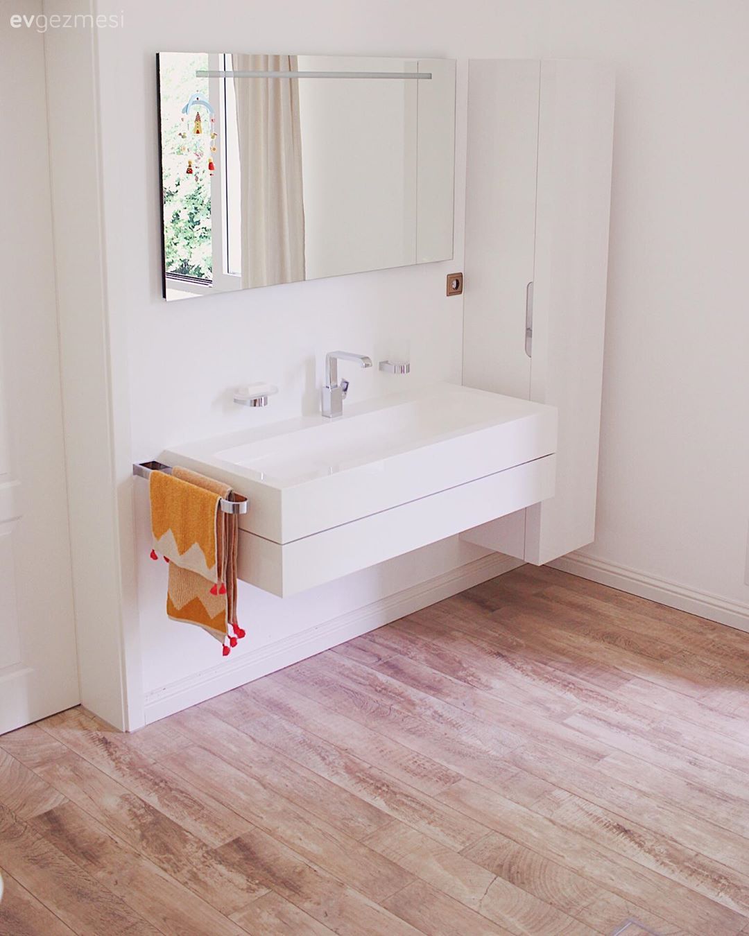 Banyo, Beyaz, Banyo dolabı, Banyo aynası, Parke