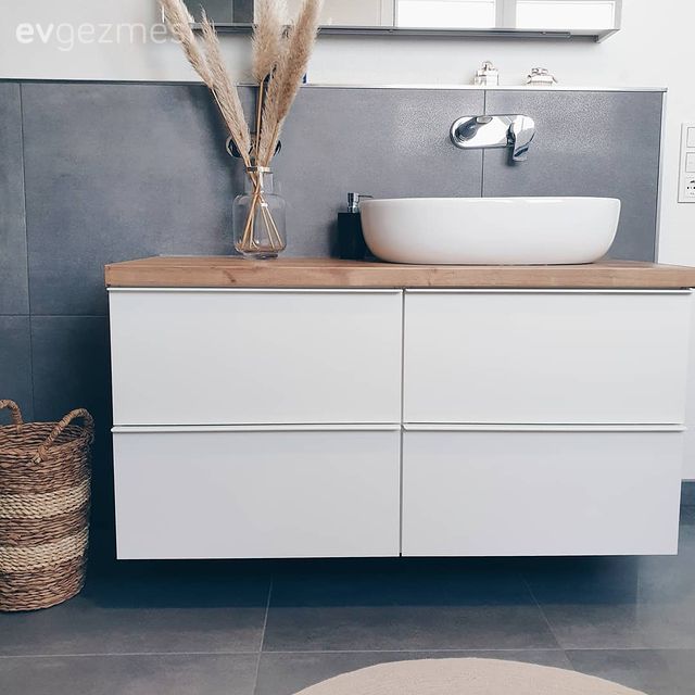 Banyo, Beyaz, Gri, Banyo dolabı, Banyo aynası, Banyo paspası, Vazo, Ev Aksesuar, Pampas otu