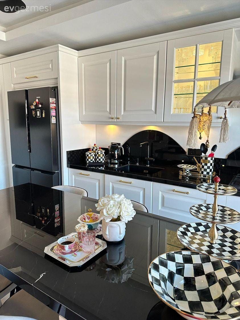 Mutfak, Country mutfak, Beyaz, Siyah, Mutfak tezgahı, Mutfak tezgah arası, Tezgah arası doğal taş, Shaker kapaklı dolaplar, Ada mutfak, Mutfak aksesuarları, Ankastre, Davlumbaz