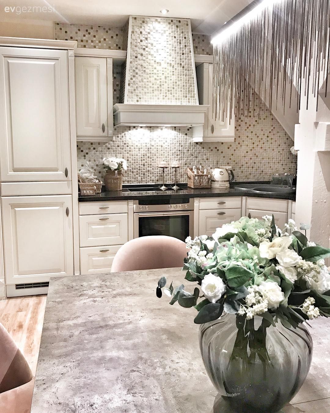 Bu Evin İçinde Işıltılı Detaylar Yumuşak Hatlarla Sıcaklık Kazanmış!