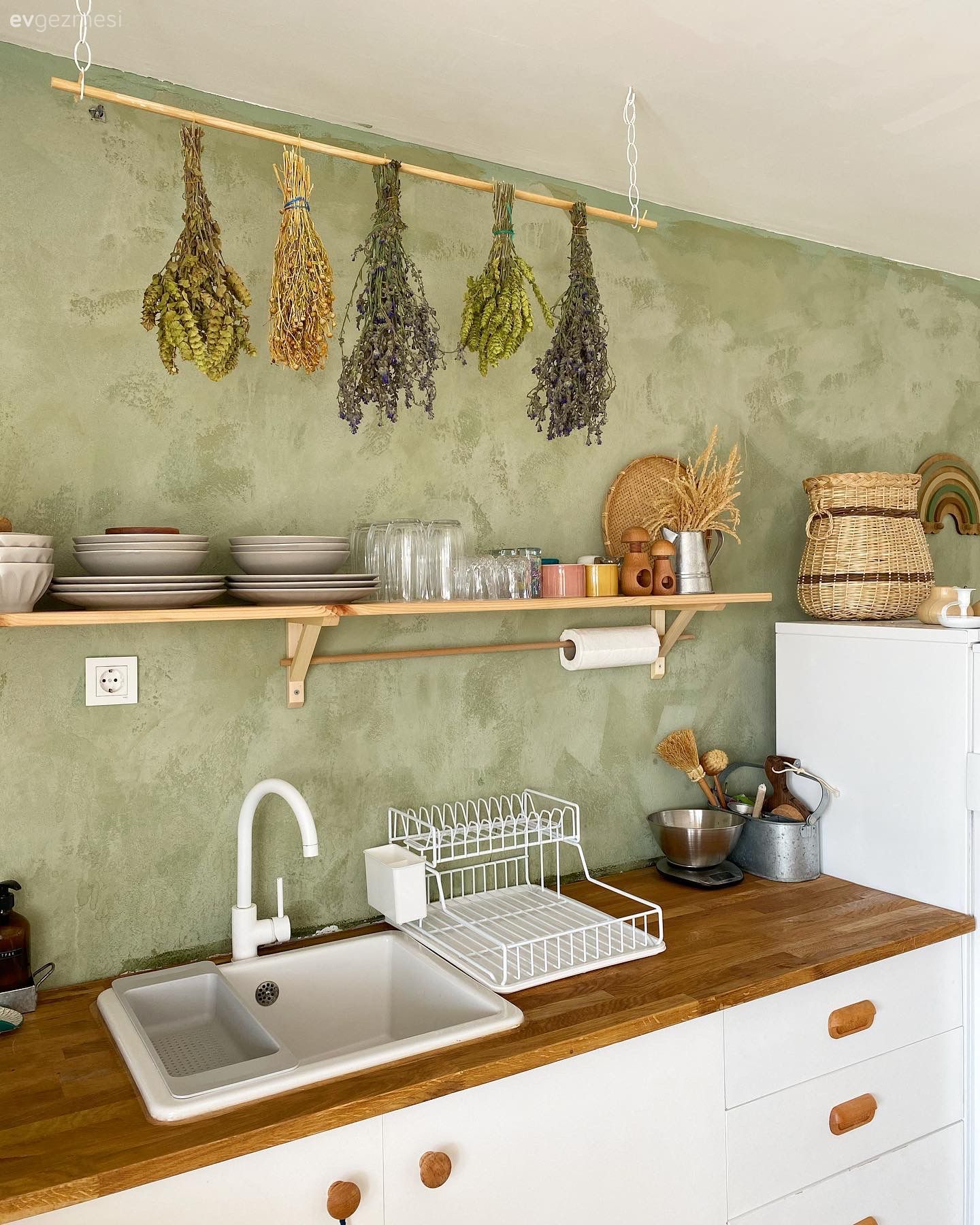 Mutfak, Beyaz ve ahşap mutfak, Ahşap mutfak tezgahı, Mutfak tezgahı, Yeşil duvar, Mutfak duvar dekorasyonu, Mutfak rafı, Mutfak aksesuarları, Eviye 