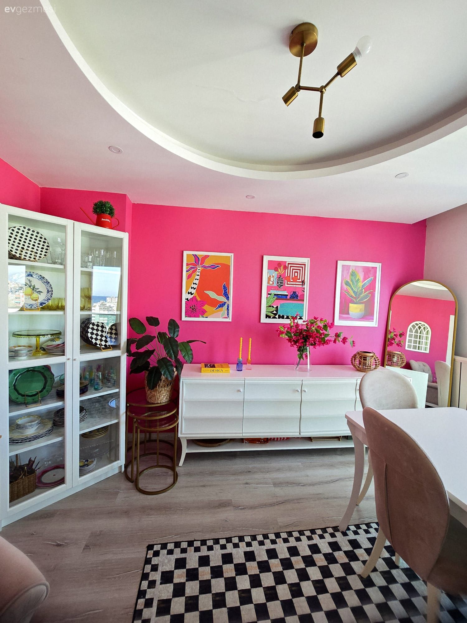 Yemek Odası, Pembe, Konsol, Konsol üzeri dekoratif objeleri, Vitrin, Mutfak sandalyesi, Mutfak aksesuarları, Mutfak, Tablo, Duvar dekorasyonu