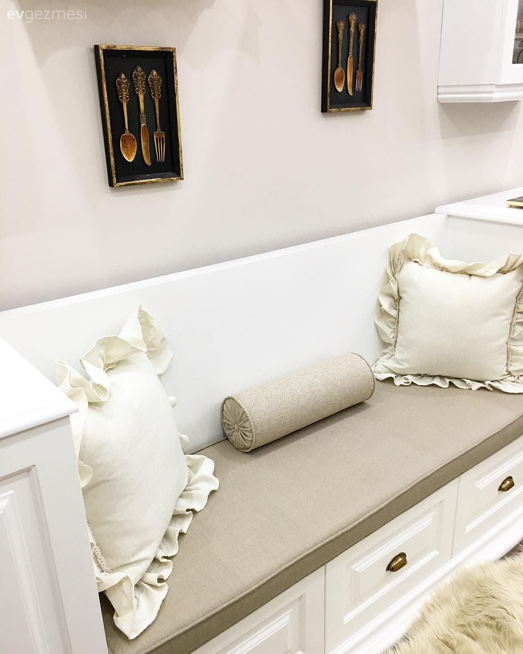 Beyaz mutfak, Krem, Sedir, Kırlent, Mutfak aksesuarları