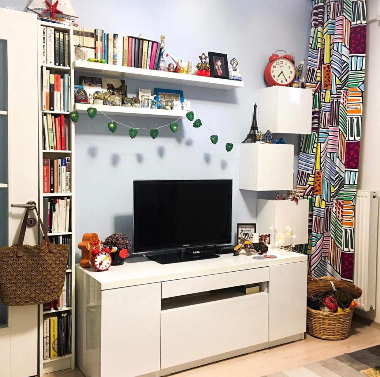 Tv ünitesi, Tv ünitesi aksesuarları, Ev Aksesuar, Kitaplık, Yeşil, Sarı, Dekoratif Objeler, Beyaz, Hasır sepet