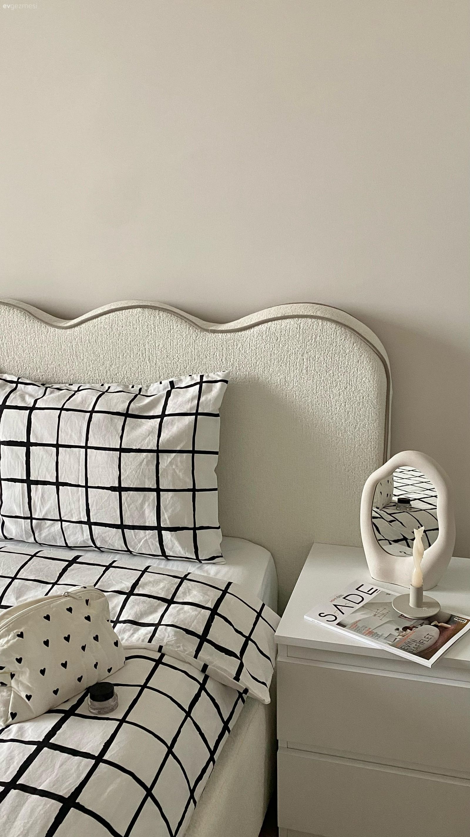 Beyaza Tutkun Bu Evde Formlar ve Dokularla Sıcaklık Sağlanmış