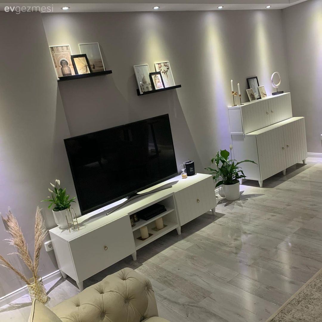 Gri duvar, Tv ünitesi, Tv ünitesi aksesuarları, Ev Aksesuar, Dekoratif Objeler, Duvar rafı, Duvar dekorasyonu, Konsol, Krem, Bej, Ev bitkisi, Zemin seramikleri