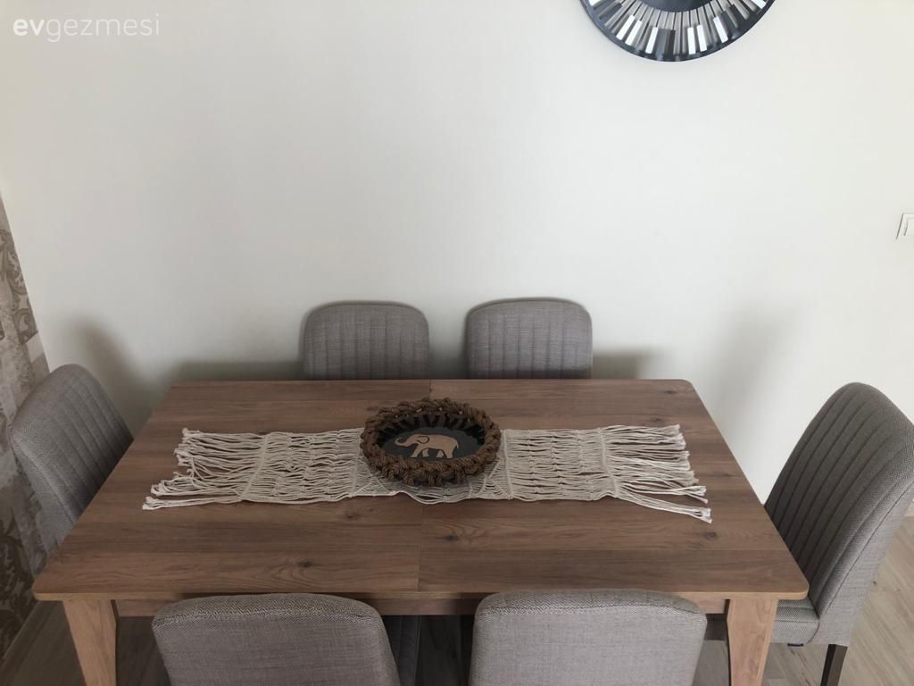 Yemek Odası, Sandalye, Yemek masası, Ahşap masa, Runner, Ev tekstili, Duvar saati, Duvar dekorasyonu, Gri