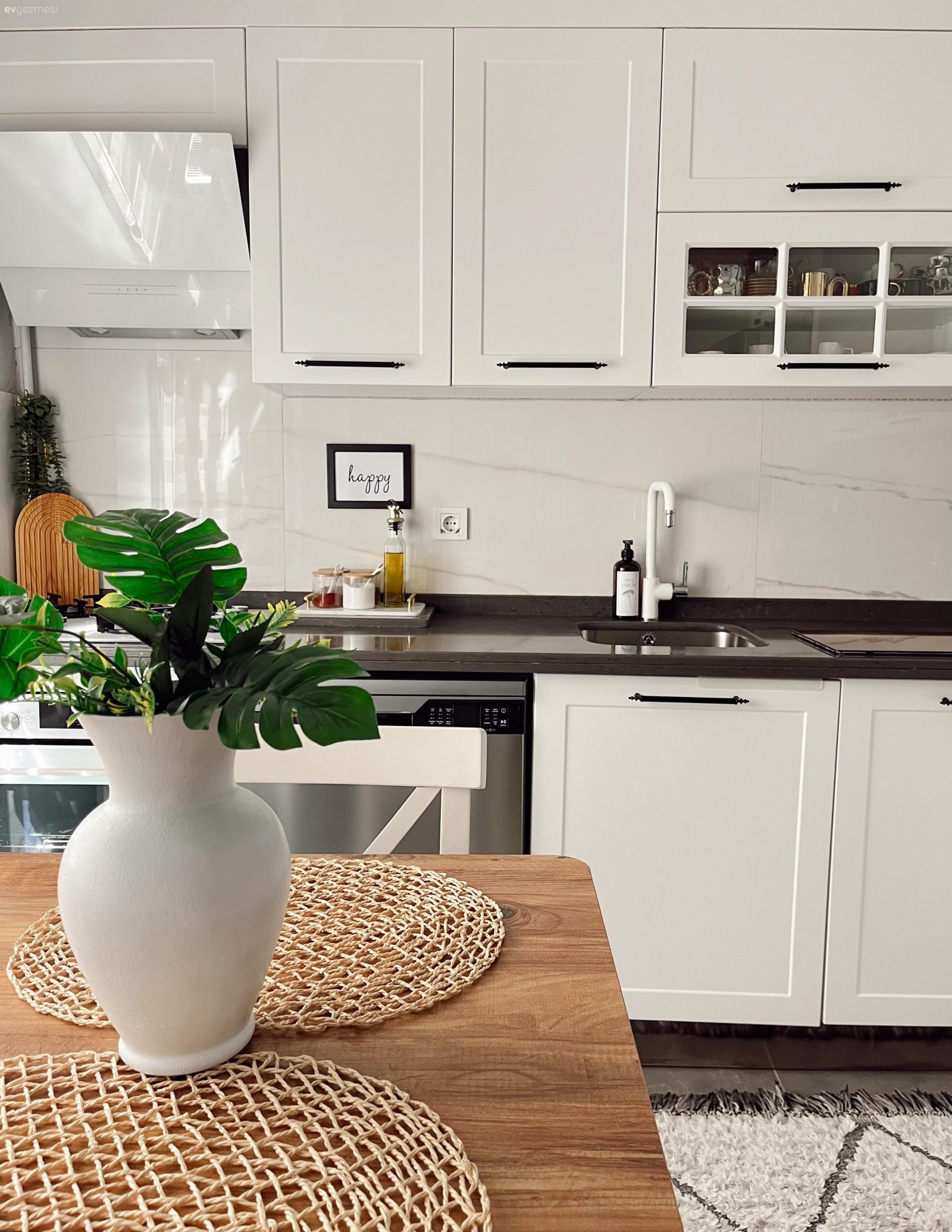 Beyaz, Siyah, Siyah tezgah, Mutfak tezgahı, Mutfak tezgah arası, Shaker kapaklı dolaplar, Mutfak, Sandalye, Mutfak masası, Davlumbaz