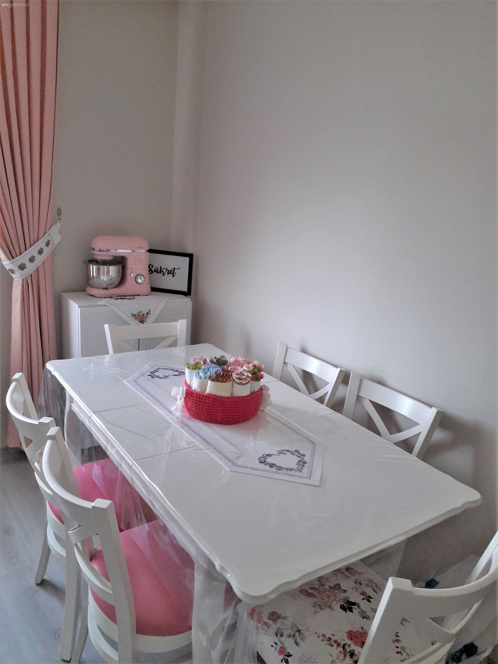 Ev Gezmesi: Çiçek Desenleri ve Nakışlarıyla Sıcacık Bir Mutfak