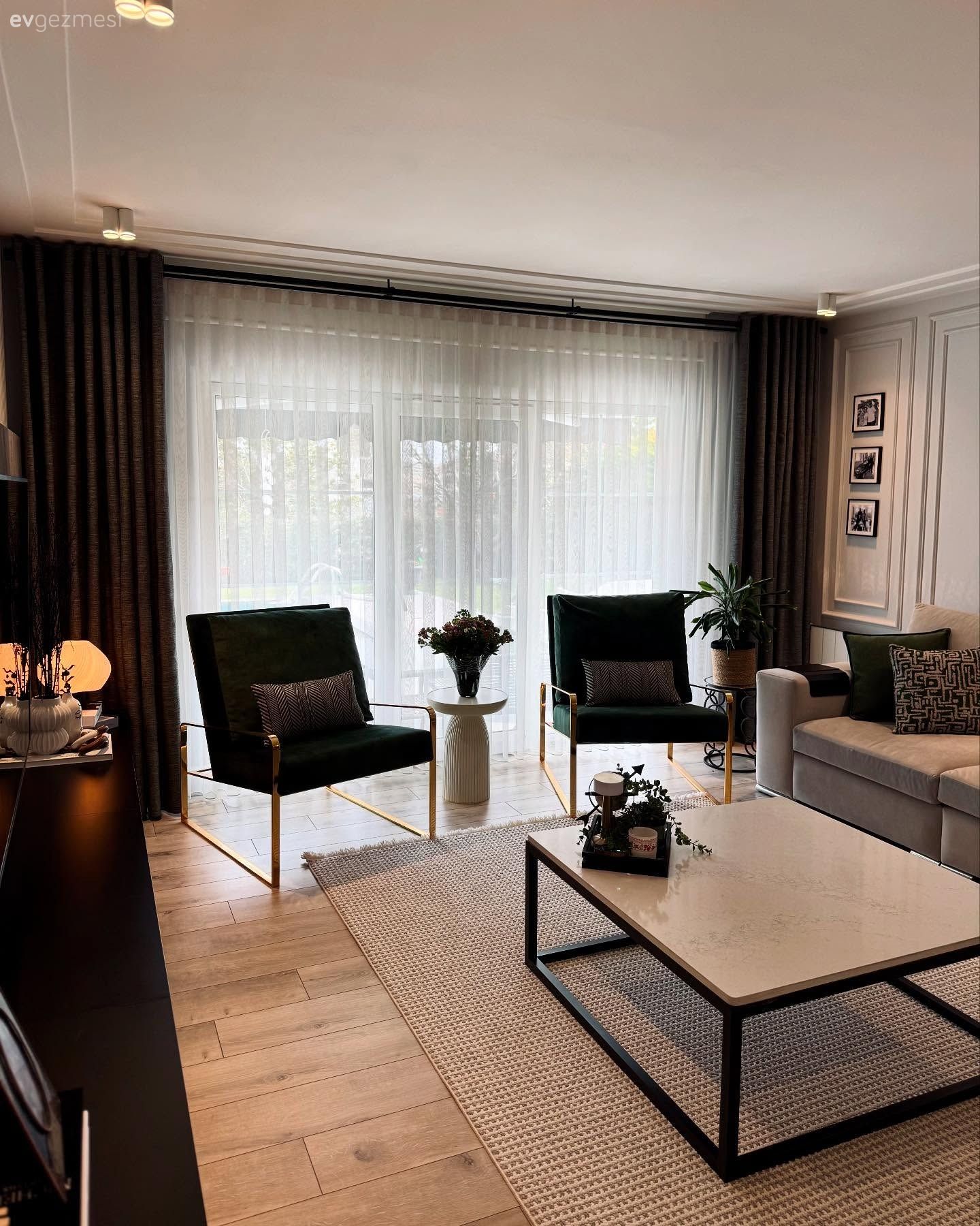 Bu Dubleks Evin İki Salonu Da Cazibe Konusunda Yarışıyor