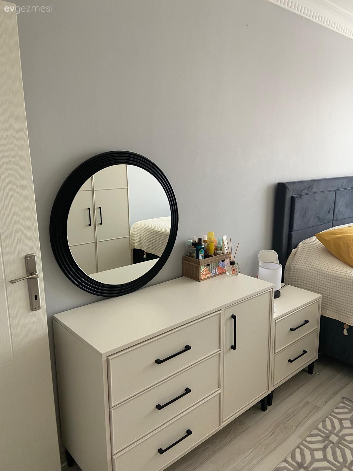 Bu Evde Kavisli ve Kıvrımlı Mobilyalarla Ortamın Keyfi Arttırılmış!