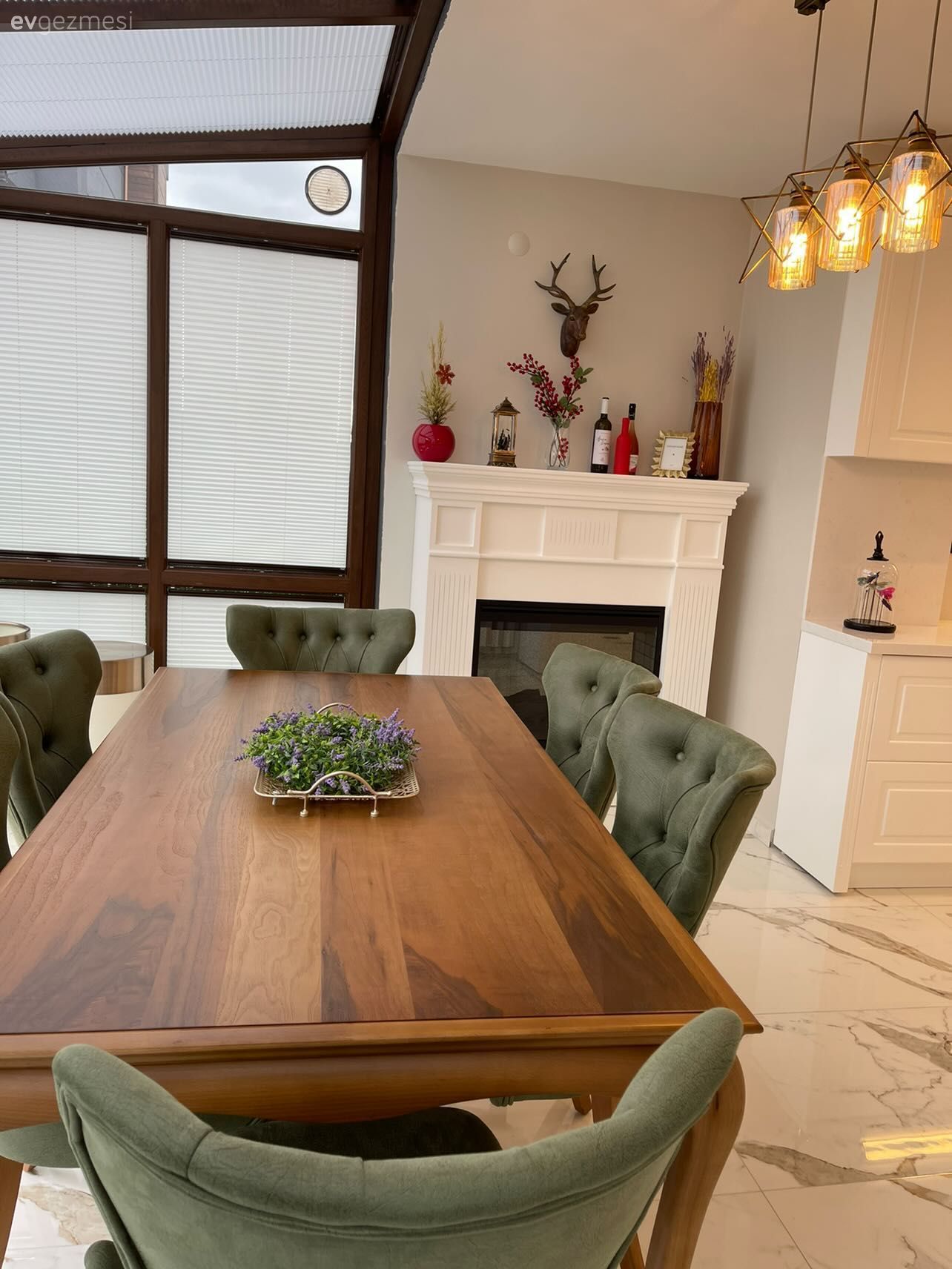 Beyaz, Büyük mutfak, Şömine, Sandalye, Yeşil, Ahşap Mobilya, Ahşap masa, Dekoratif Objeler, Mutfak Avize Modelleri, Mutfak zemin seramikleri, Mutfak