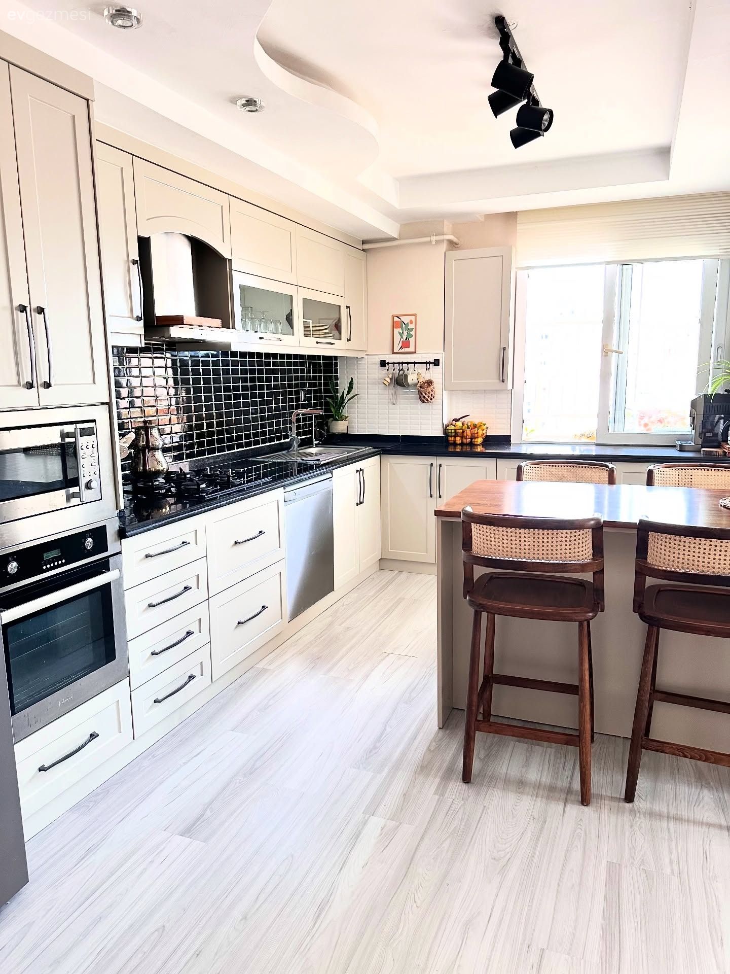 Kırmızı Dolaplarla Vedalaşan Bu Mutfak Ferahlığa Adım Atmış