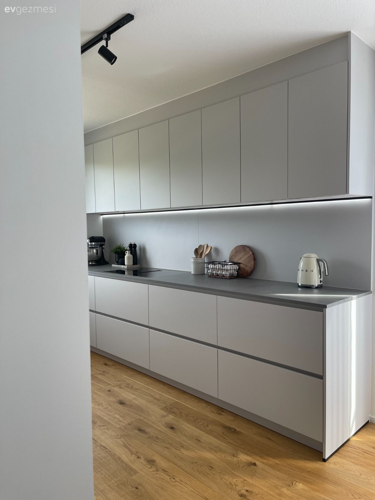 Mutfak, Modern mutfak, Bej, Gri, Kulpsuz mutfak dolabı, Mutfak tezgahı, Mutfak tezgah arası, Tezgah arası doğal taş, Parke, Spot aydınlatma, Aydınlatma, Mutfak aksesuarları