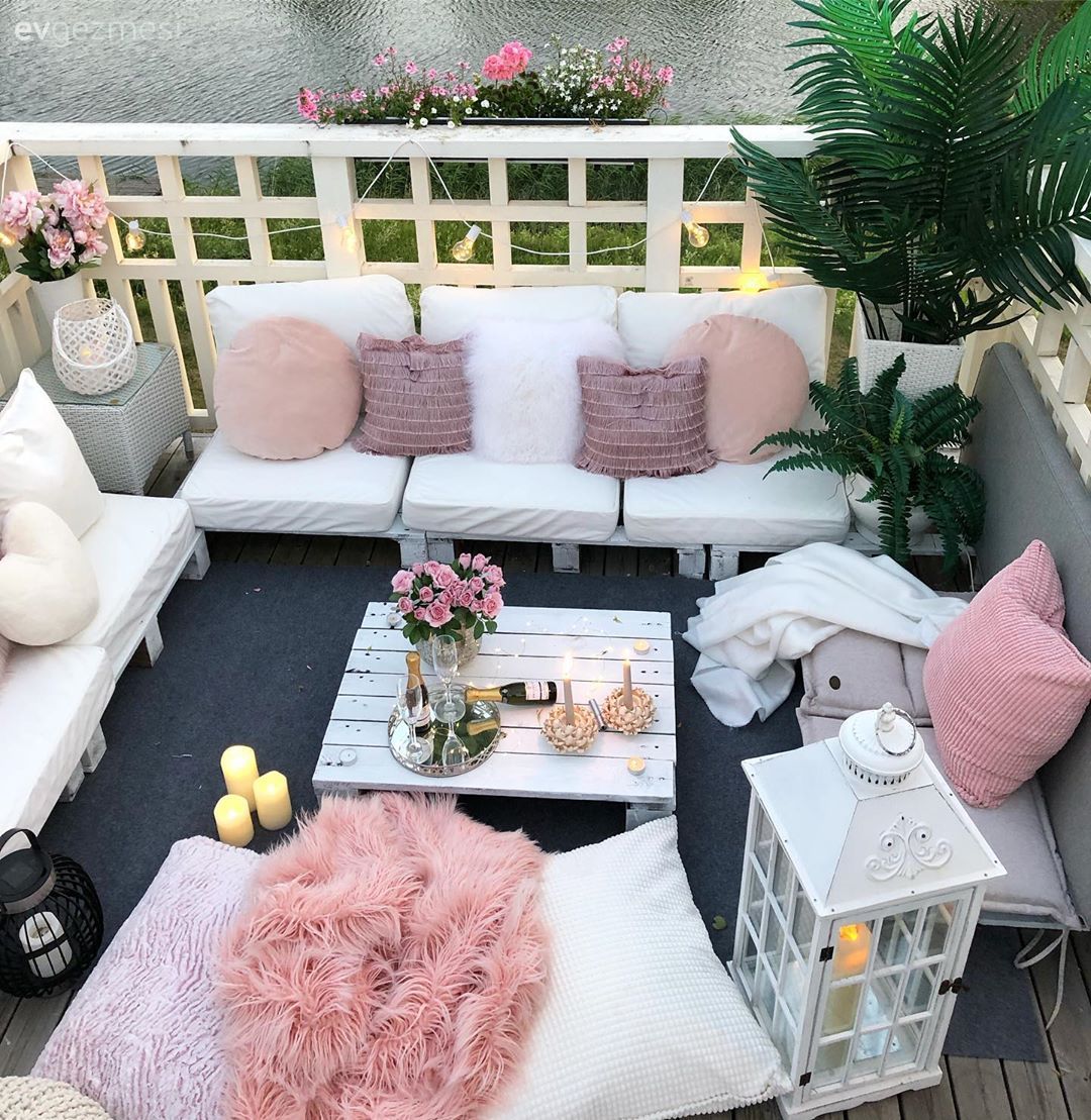 Balkon, Beyaz, Pudra pembe, Hasır, Balkon oturma grubu, Balkon avizesi, Balkon perdesi, Çiçekler, Peluş, Mum, Kırlent, Ev tekstili, Orta sehpa, Sehpa, Balkon halısı, Saksı, Çiçeklik, Gri