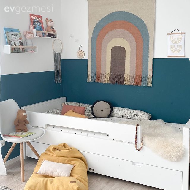 Çocuk Odası, Beyaz, Mavi, Çocuk odası duvar dekorasyonu, Duvar rafı, Duvar dekorasyonu, Sandalye, Mavi duvar