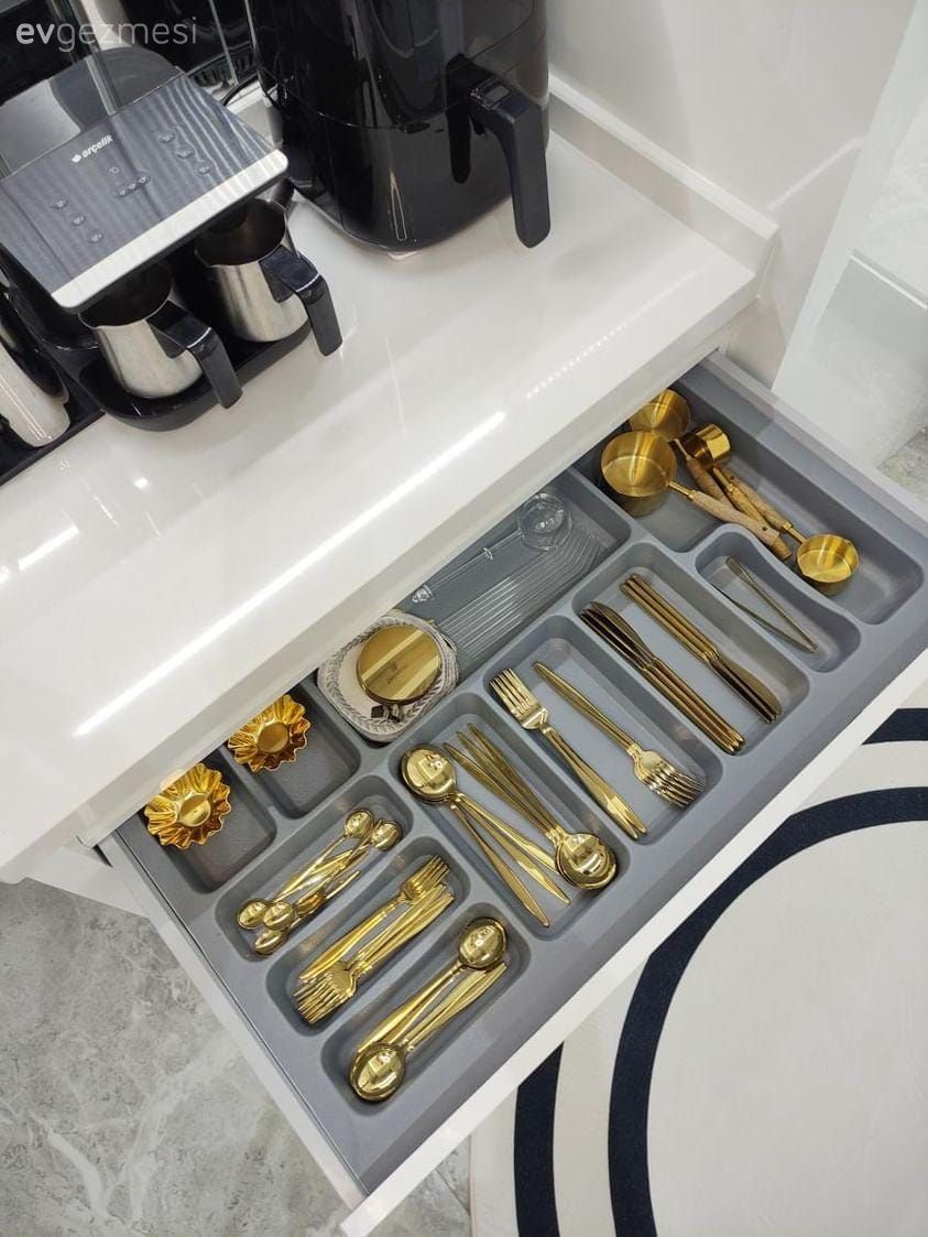 Bu Beyaz Mutfakta Dolaplar Modern Detaylar Country!