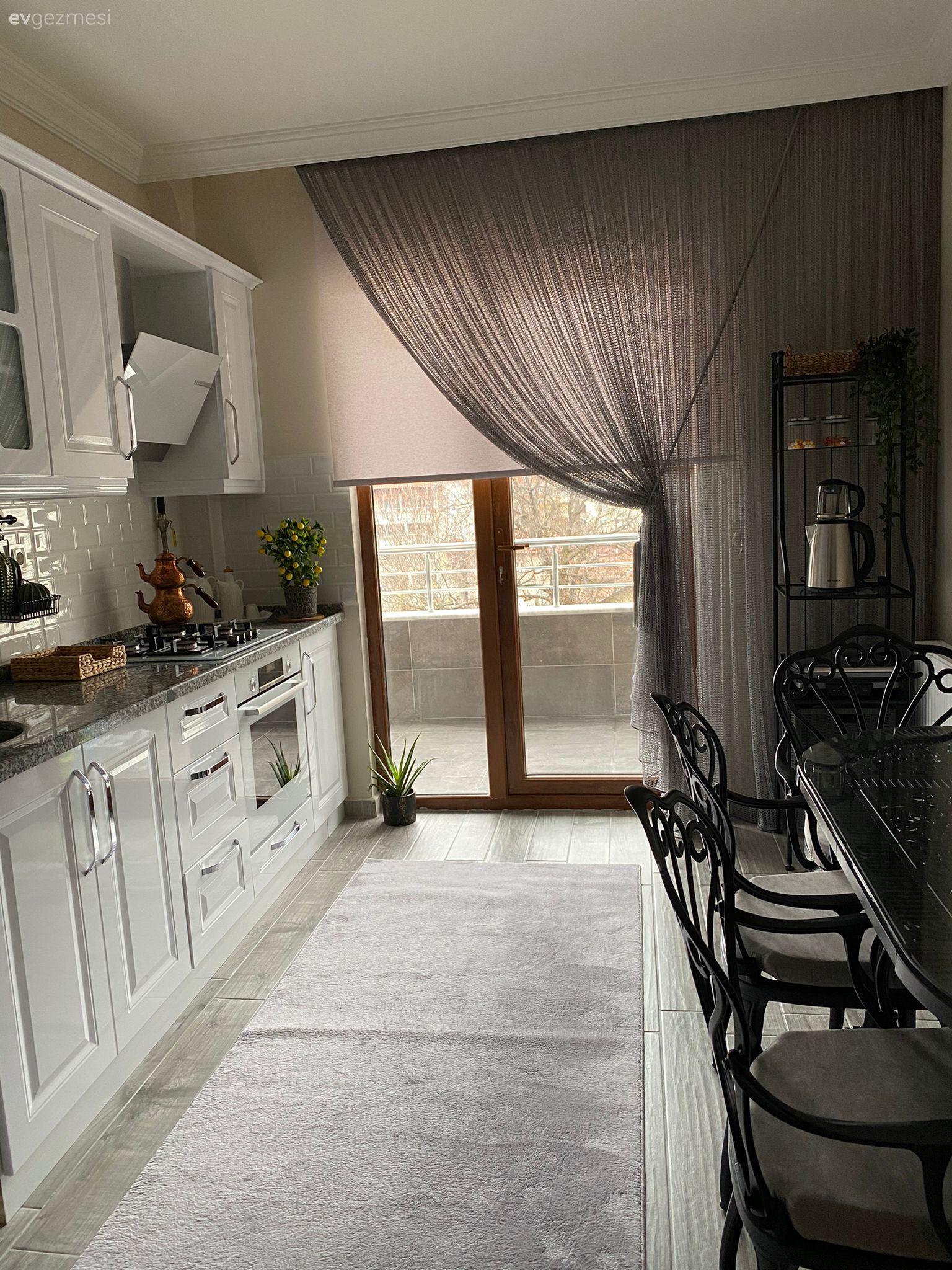 Bu Uyumlu Evde Eşyalar Mutluluğa Giden Yolda Aracı