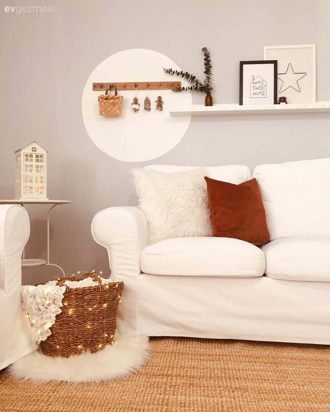 Salon, Bohem Dekorasyon, İskandinav, Duvar rafı, Duvar dekorasyonu, Yuvarlak ayna, Dekoratif ayna, Orta sehpa, Sehpa, Jüt halı, Halı, Salon halısı, Kırlent, Ev tekstili, Çerçeve, Yan sehpa