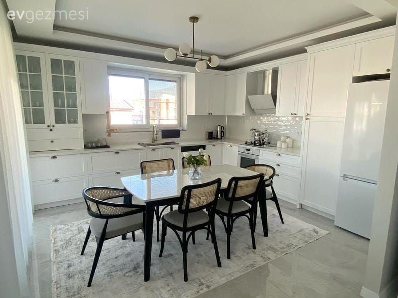 Büyük Masası ve Hazeran Sandalyeleri ile Davetkâr Ortam Sunan Mutfak!