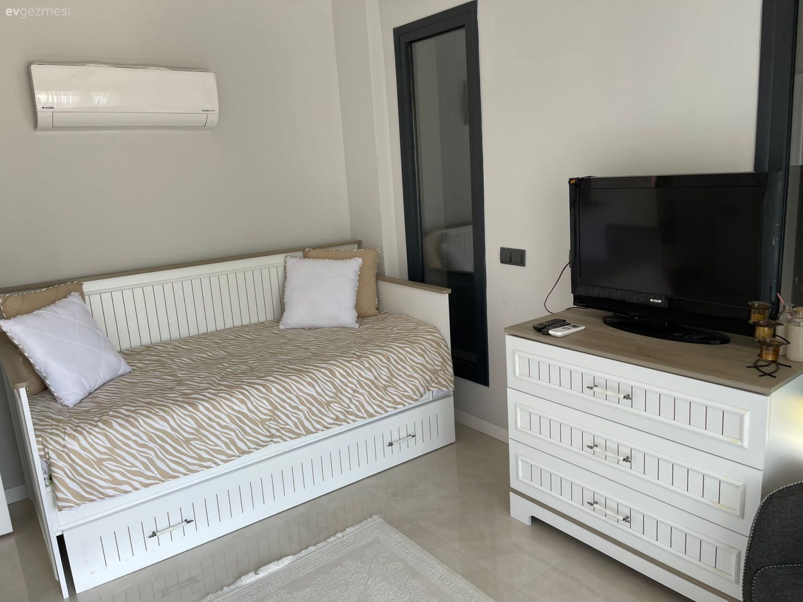 Kuşadası'ndaki Bu Evde Doğal Materyaller Koyu Pigmentlerle Buluşmuş!