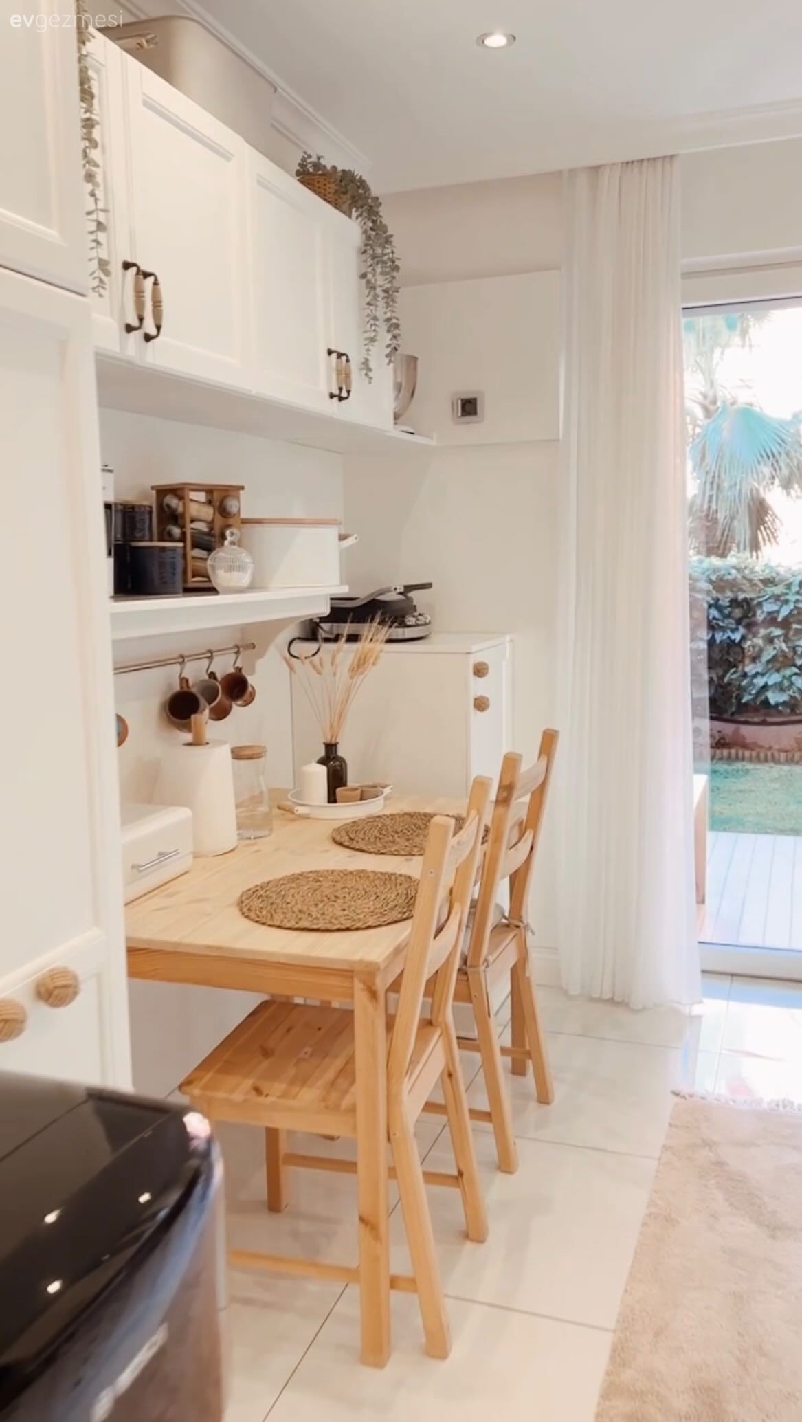 Mutfak, Beyaz, Beyaz ve ahşap mutfak, Sandalye, İskandinav, Mutfak masası, Mutfak rafı, Mutfak halısı, Mutfak aksesuarları