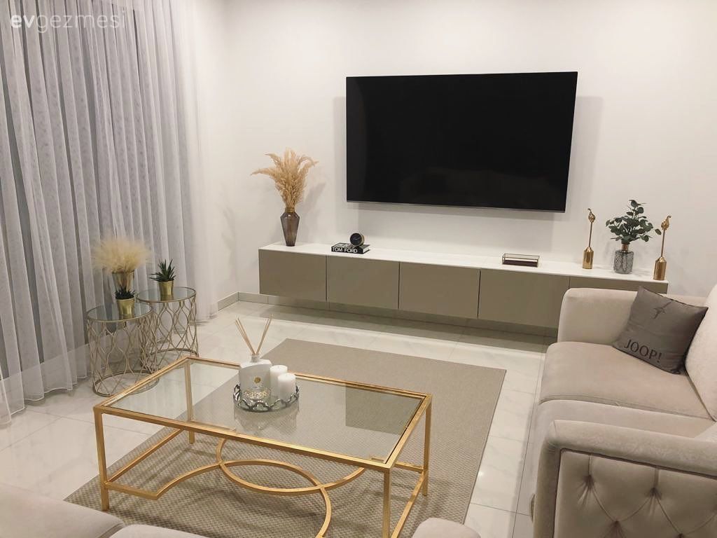 Salon, Modern, Bej, Krem, Altın, Koltuk takımı, Cam orta sehpa, Orta sehpa, Metal ayaklı sehpa, Sehpa, Zemin seramikleri, Salon halısı, Tv ünitesi, Tv ünitesi aksesuarları, Ev Aksesuar, Fon perde, Perde, Vazo, Çiçekler, Dekoratif Objeler