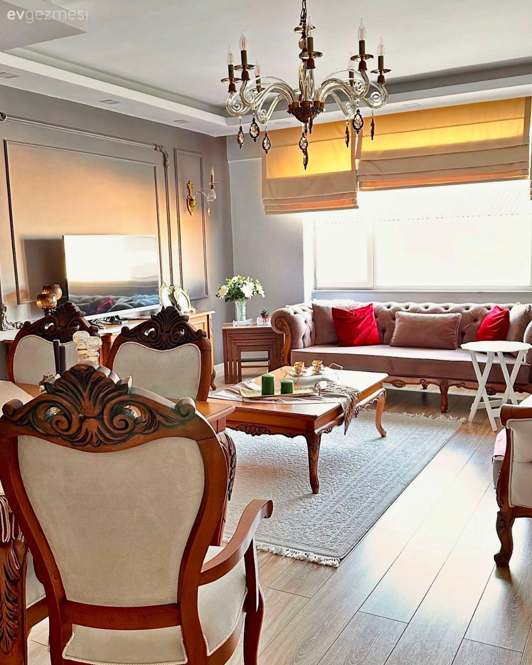 Salon, Country, Krem, Kahverengi, Ahşap Mobilya, Kırmızı, Koltuk takımı, Vizon, Katlamalı perde, Perde, Avize, Aydınlatma, Taşlı avize, Salon avizesi, Orta sehpa, Sehpa, Halı, Salon halısı, Dekoratif Objeler, Gri duvar, Duvar çıtalama