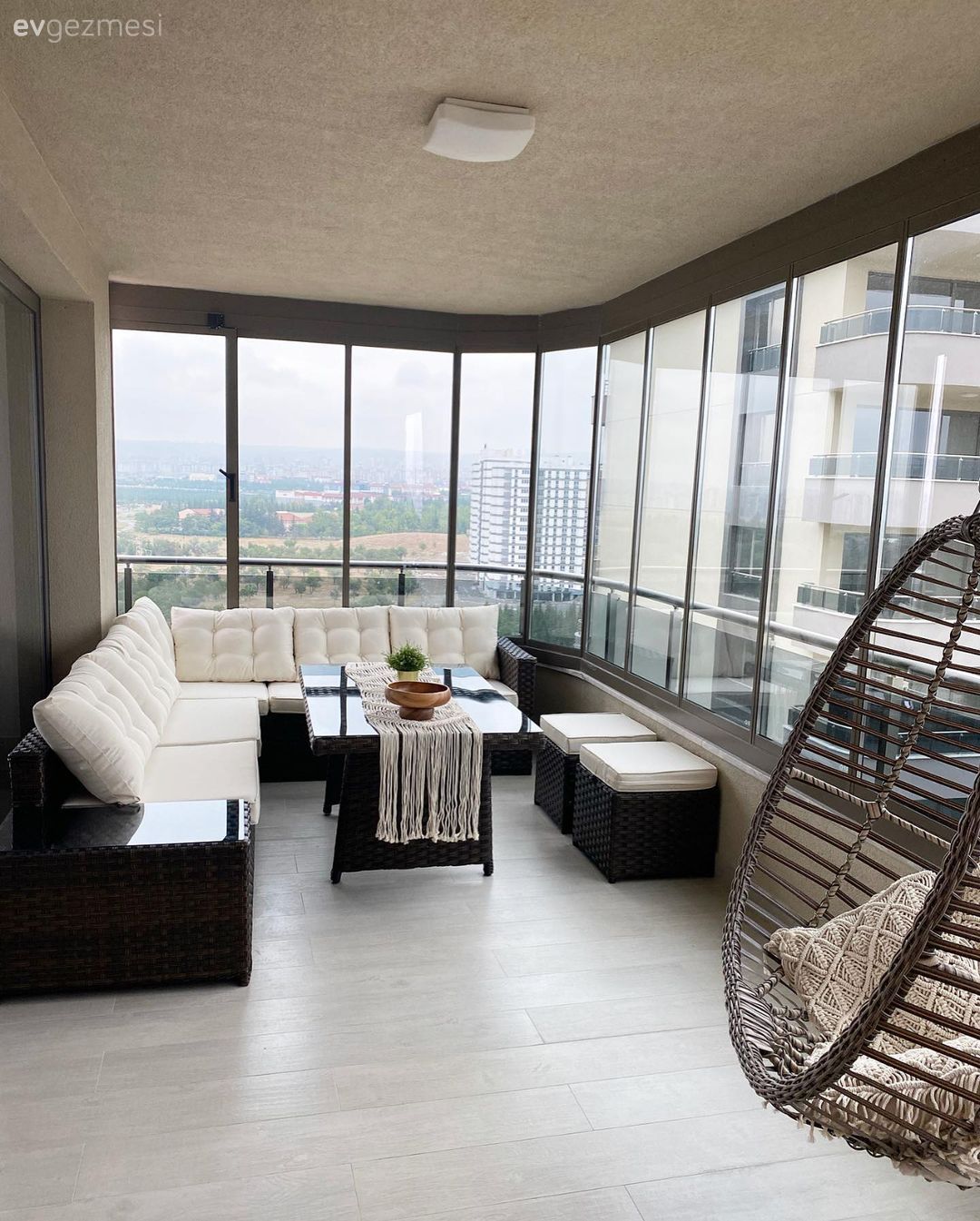 Kış bahçesi, Beyaz, Kahverengi, Siyah, Köşe koltuk, Koltuk takımı, Salıncak, Orta sehpa, Sehpa, Puf, Zemin seramikleri