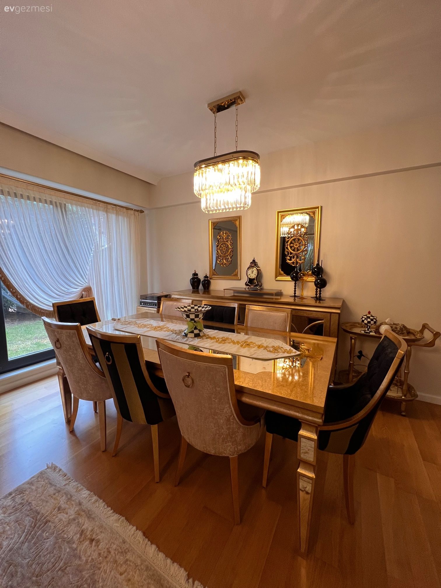 Yemek Odası, Klasik, Konsol, Konsol üzeri dekoratif objeleri, Sandalye, Yemek masası, Tablo, Duvar dekorasyonu, Tül perde, Perde, Avize, Aydınlatma, Dekoratif Objeler