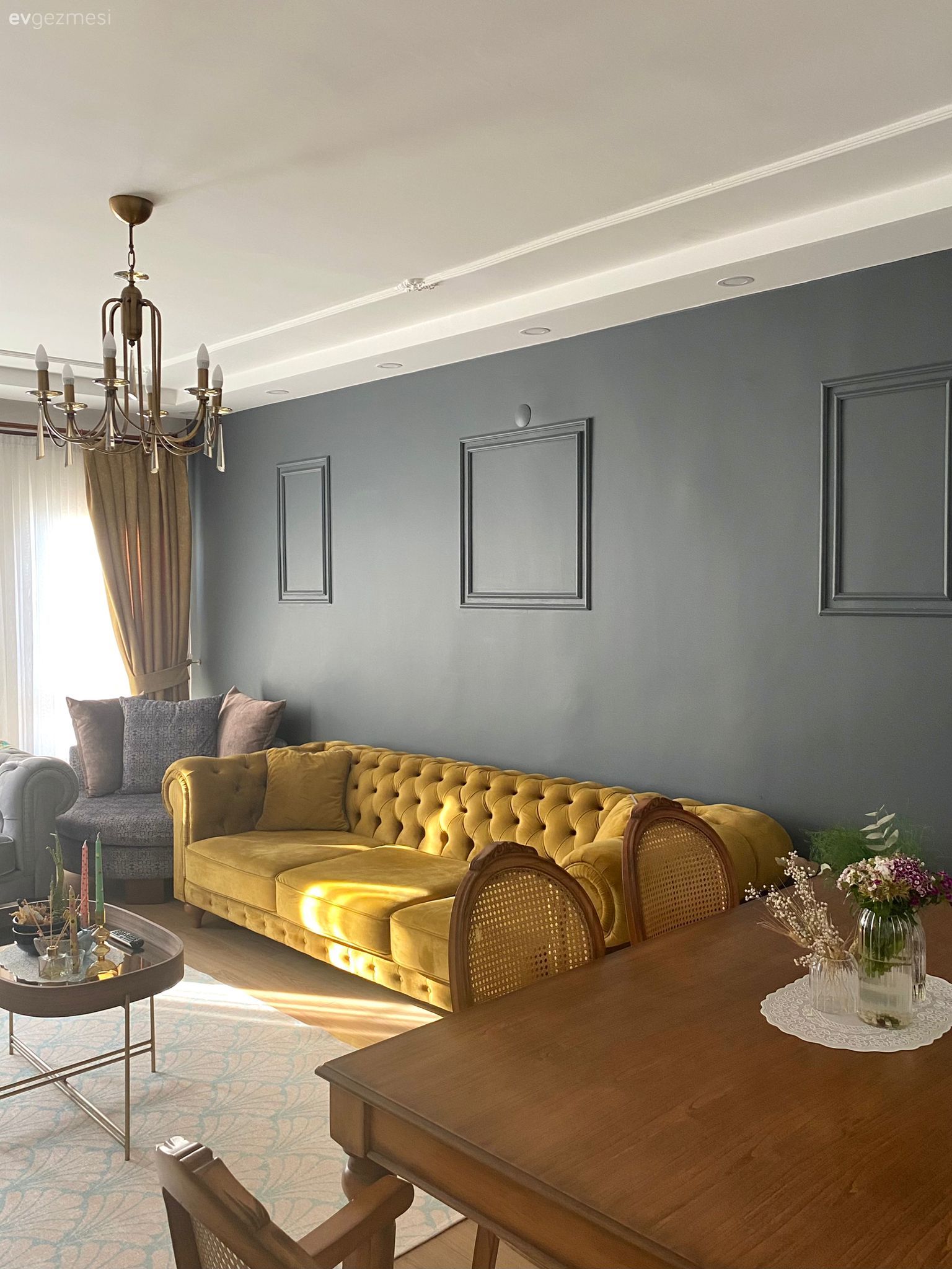 Salon, Country, Hardal, Gri, Bej, Ahşap Mobilya, Halı, Salon halısı, Beyaz, Avize, Aydınlatma, Salon avizesi, Dekoratif Objeler, Kırlent, Ev tekstili, Gri duvar