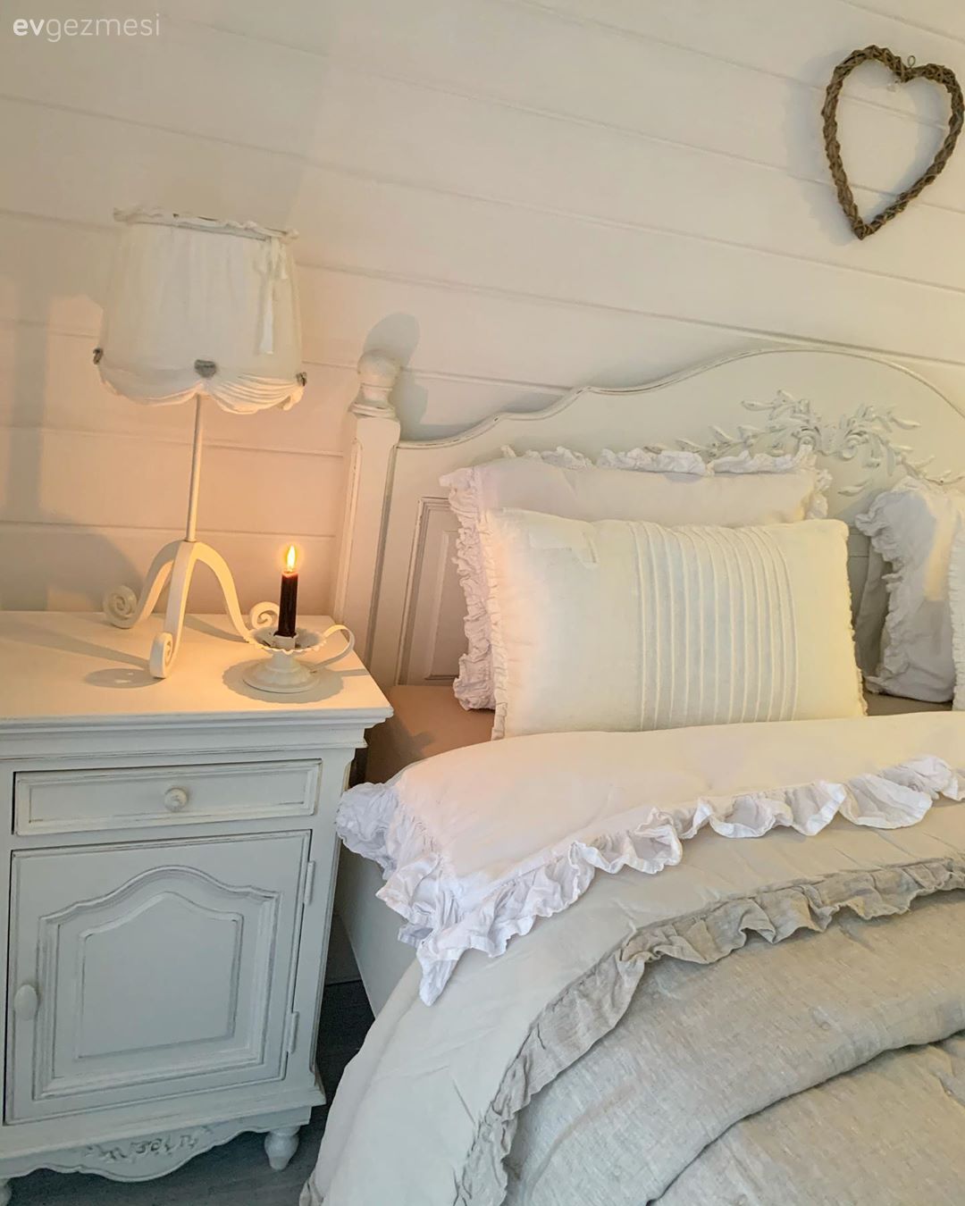Yatak Odası, Beyaz, Bej, Gri, Country, Yatak başlığı, Yatak örtüsü, Komodin, Lambri tavan, Abajur, Aydınlatma, Duvar dekorasyonu