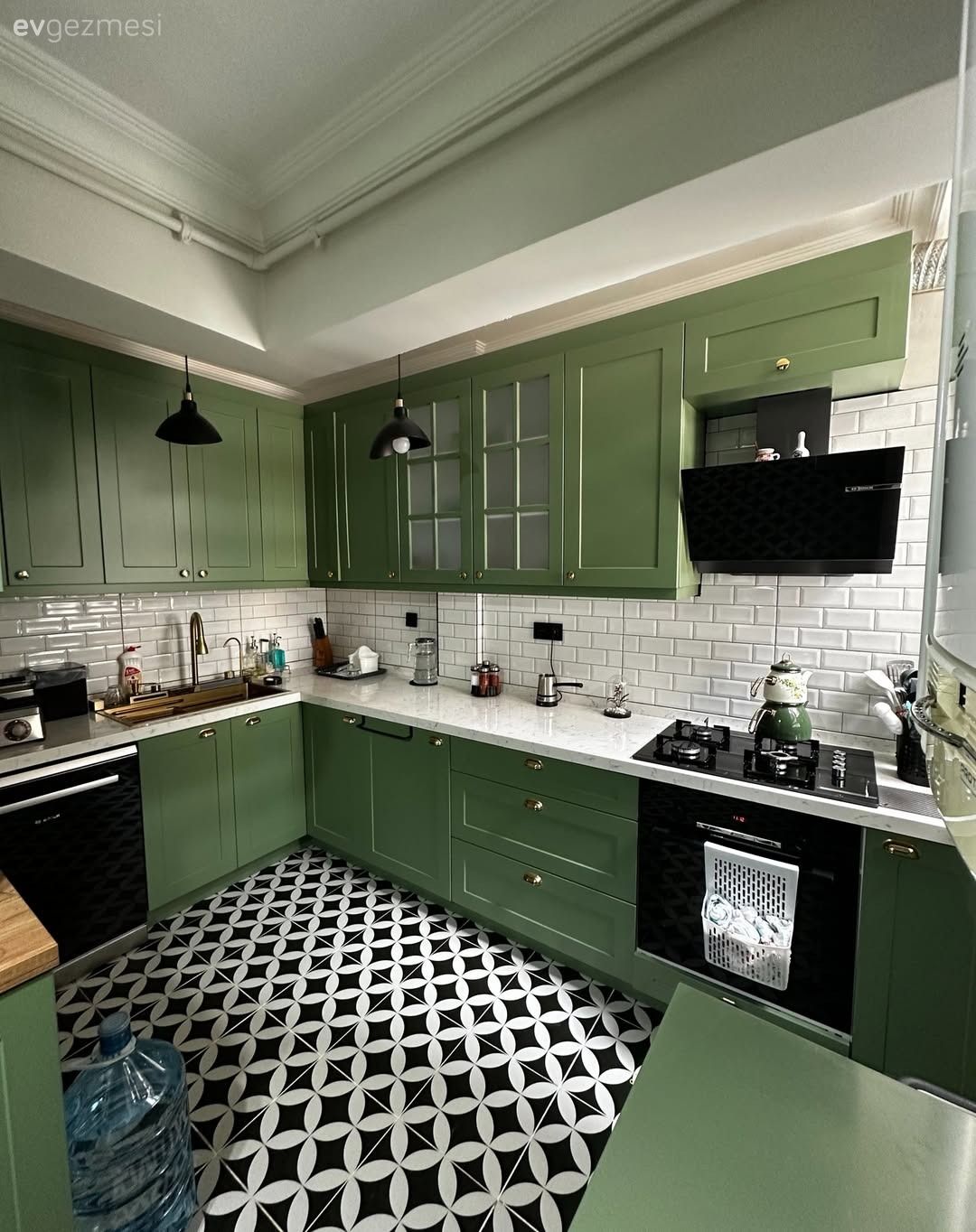 Yeşil Dolaplı Bu Mutfakta Dikkat Çekmeyi Seven Çok Detay Var