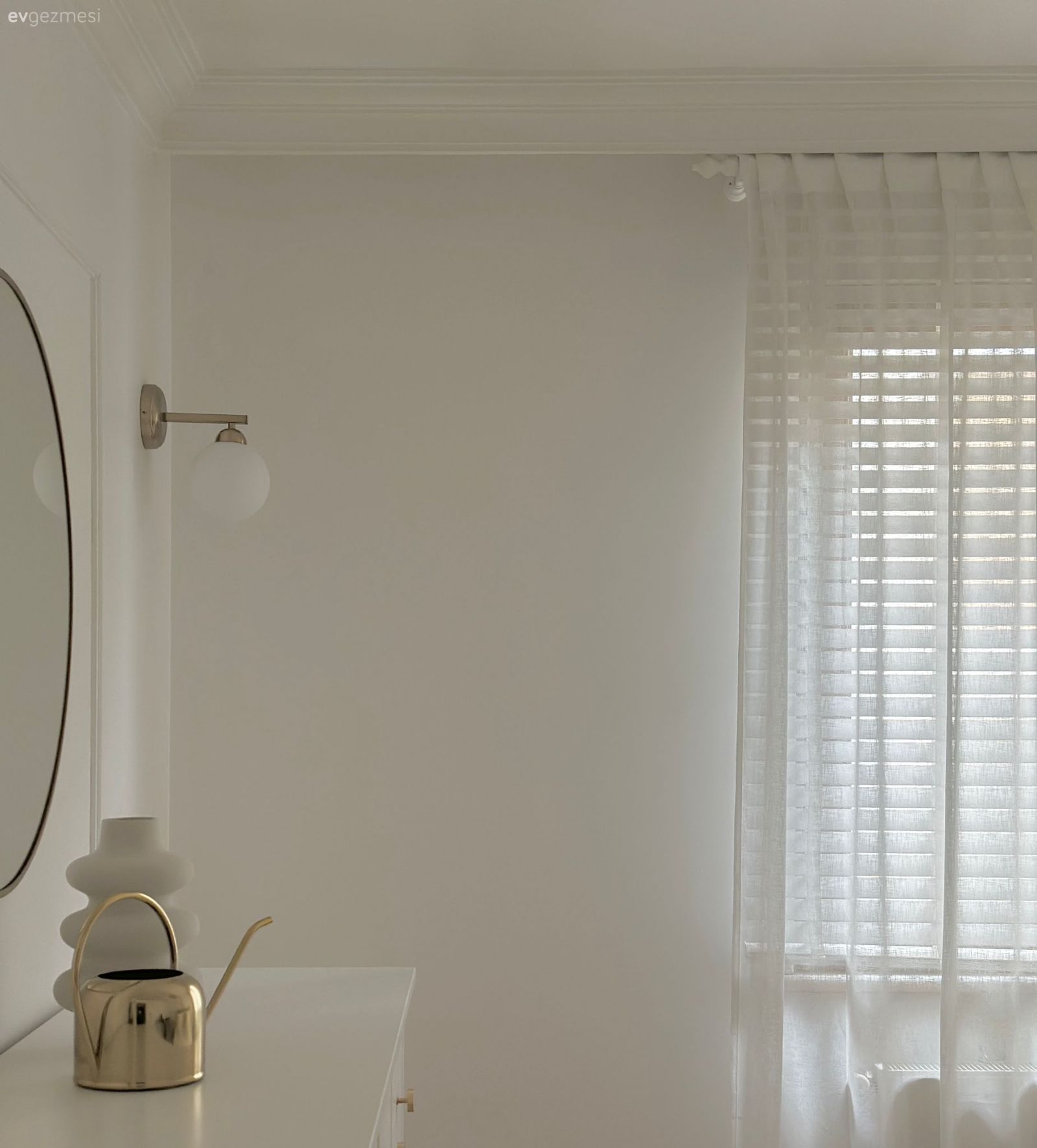 Açık Kolonu Olan Bu Salonda Beyaza Çok İş Düşmüş