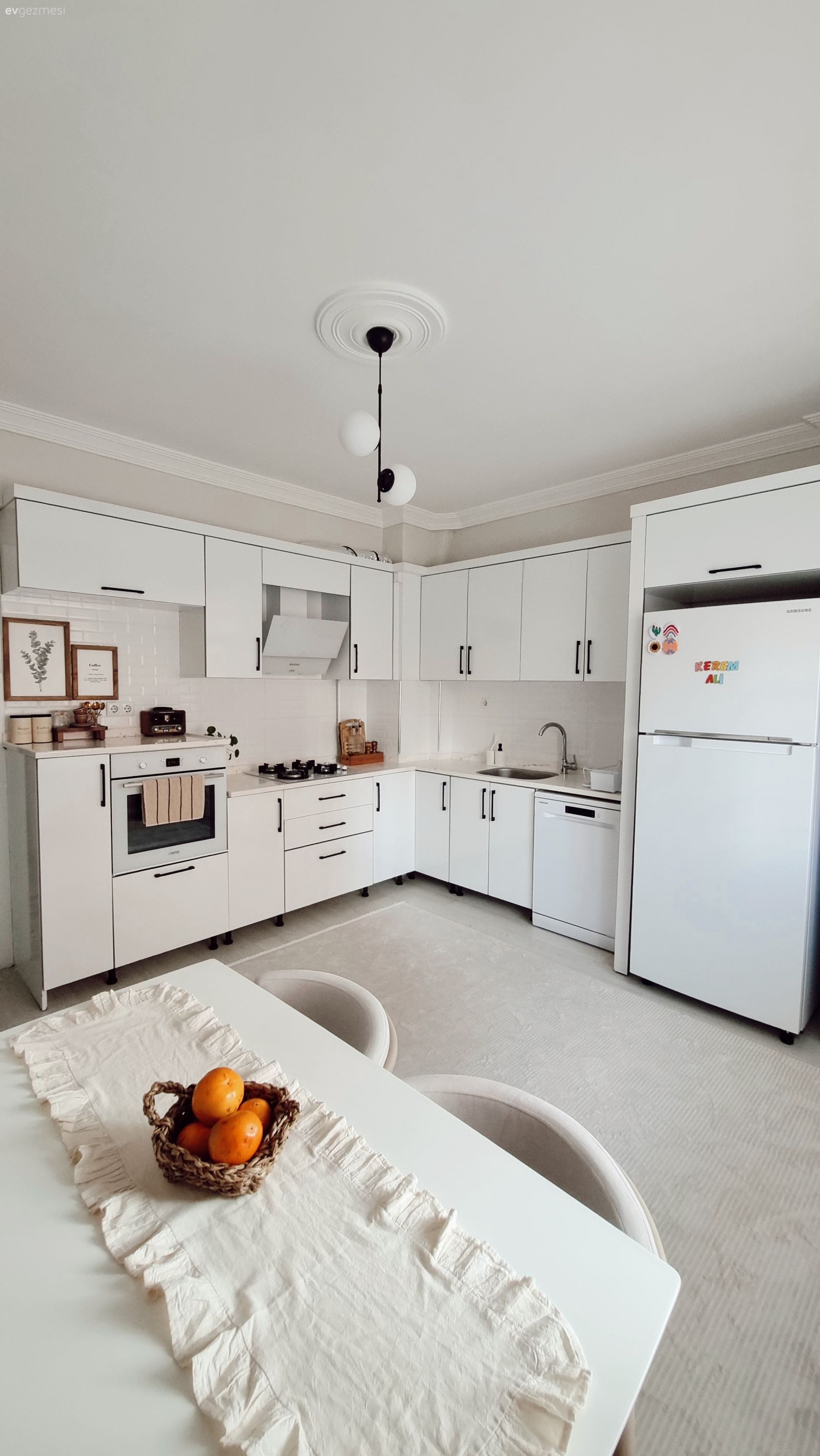 Mutfak, Beyaz, Beyaz mutfak, L-tipi mutfak, Mutfak tezgahı, Mutfak tezgah arası, Ankastre, Mutfak Avize Modelleri, Mutfak halısı, Sandalye, Mutfak masası