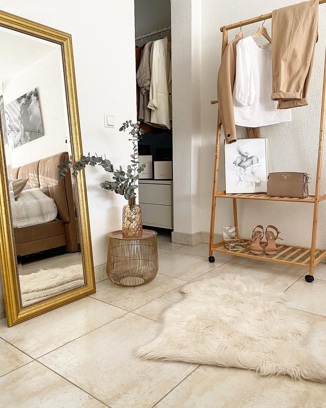 Boy aynası, Ayna, Altın, Ahşap Mobilya, Post halı, Halı, Peluş, Hasır sepet, Vazo, Ev Aksesuar, Yapay çiçekler, Kahverengi, Bej