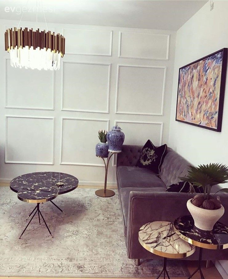 Salon, Klasik, Gri, Krem, Beyaz, Duvar çıtalama, Koltuk takımı, Halı, Salon halısı, Avize, Aydınlatma, Altın, Salon avizesi, Fon perde, Perde, Tül perde, Yan sehpa, Sehpa, Orta sehpa, Vazo, Ev Aksesuar, Dekoratif Objeler, Siyah, Tablo, Duvar dekorasyonu, Modern klasik