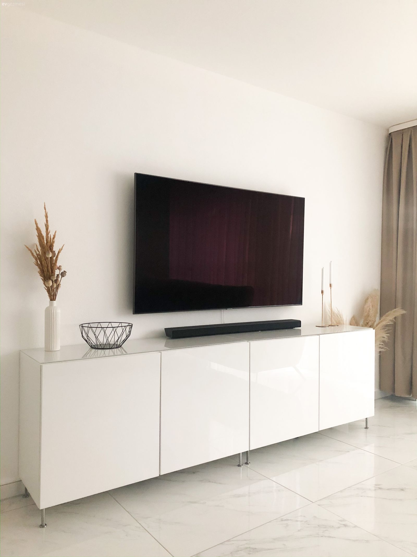 Tv ünitesi, Modern, Beyaz, Vazo, Ev Aksesuar, Yapay çiçekler, Zemin seramikleri, Fon perde, Perde