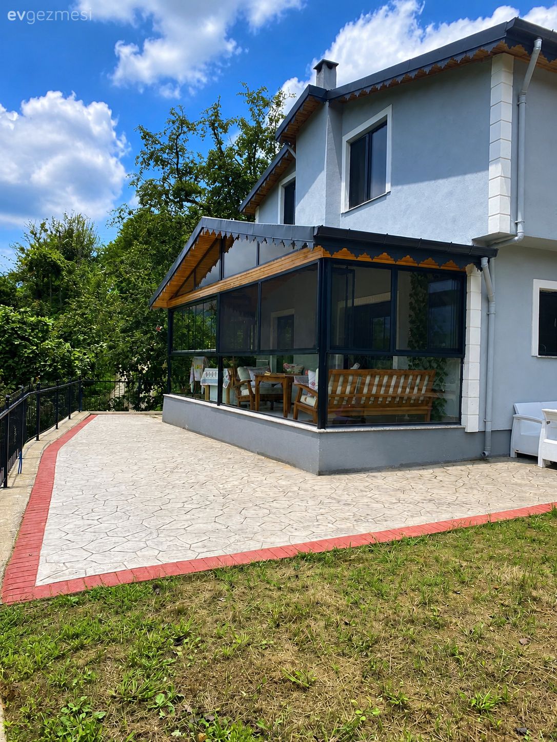 Müstakil Ev, Dış cephe