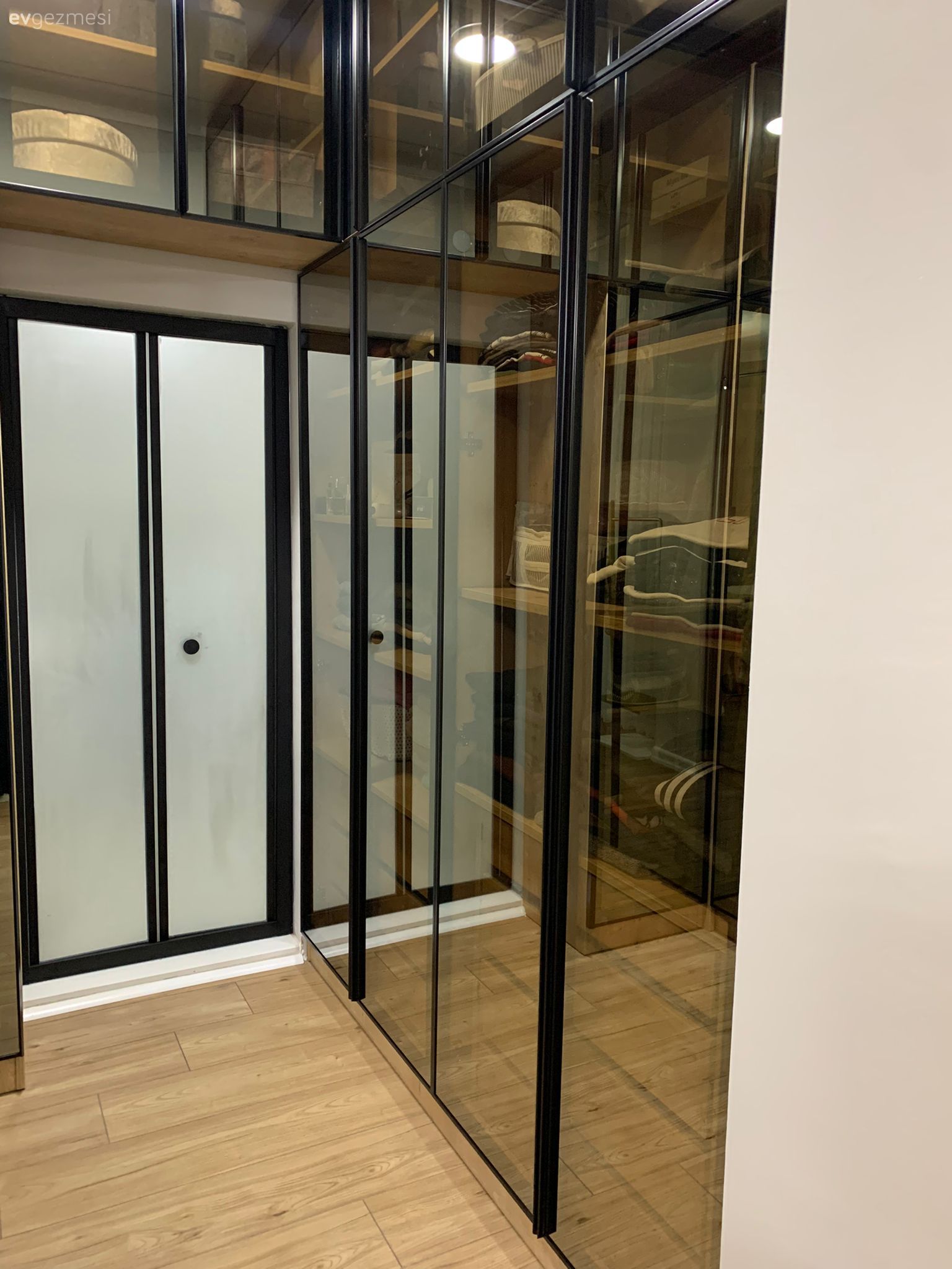 Giyinme odası, Siyah, Cam kapı, Kapı 