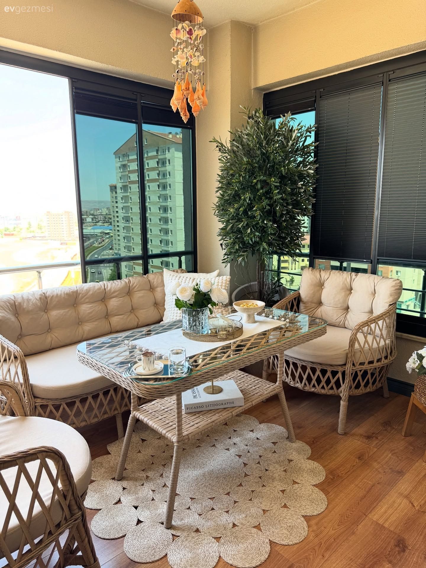 Bu Kayseri Balkonu Camın Ardına Saklanmış Sıcak Bir Köşe