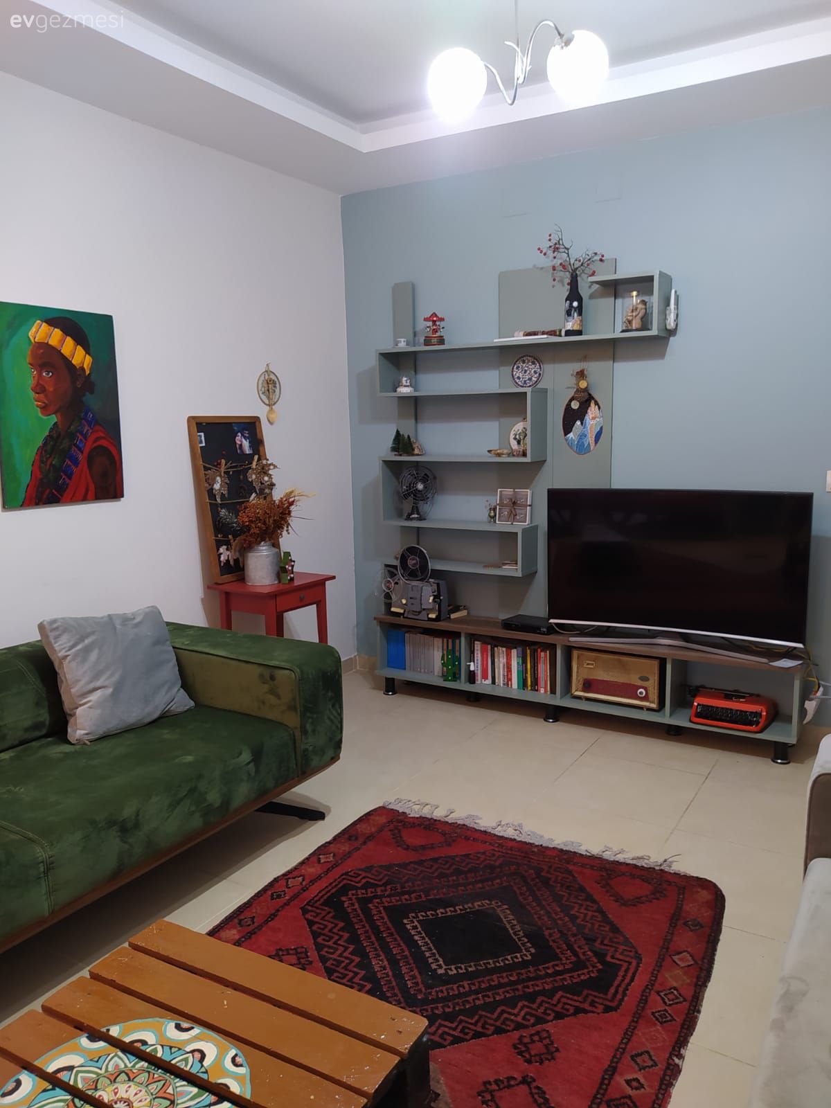 Salon, Eklektik, Kırmızı, Yeşil, Mavi, Gri, Yan sehpa, Sehpa, Tablo, Duvar dekorasyonu, Halı, Salon halısı, Orta sehpa, Led aydınlatma, Aydınlatma