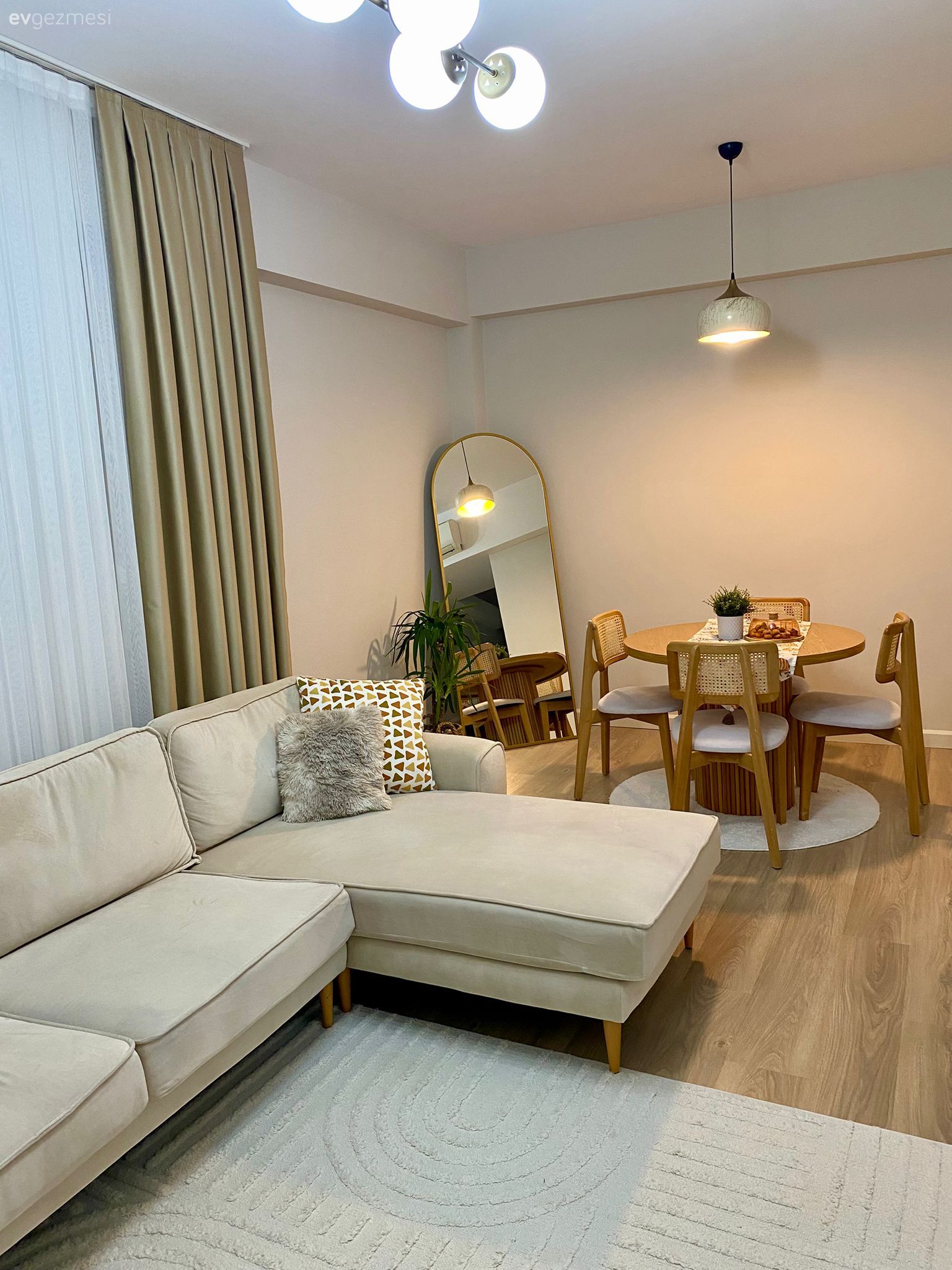 Salon, İskandinav, Beyaz, Bej, Krem, Fon perde, Perde, Tül perde, Sandalye, Yemek masası, Boy aynası, Ayna, Avize, Aydınlatma, Salon avizesi, Halı, Salon halısı, Ev bitkisi, Kırlent, Ev tekstili