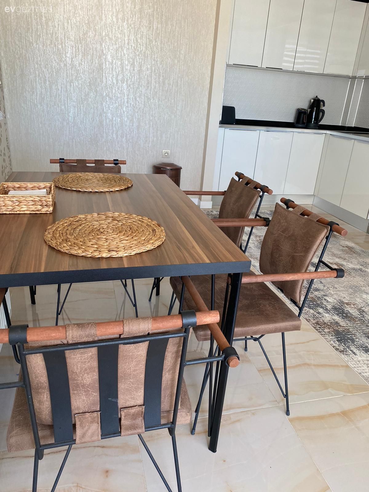 Mutfak, Beyaz, Siyah, Kahverengi, Mutfak masası, Sandalye, Hasır, Supla, Ev Aksesuar