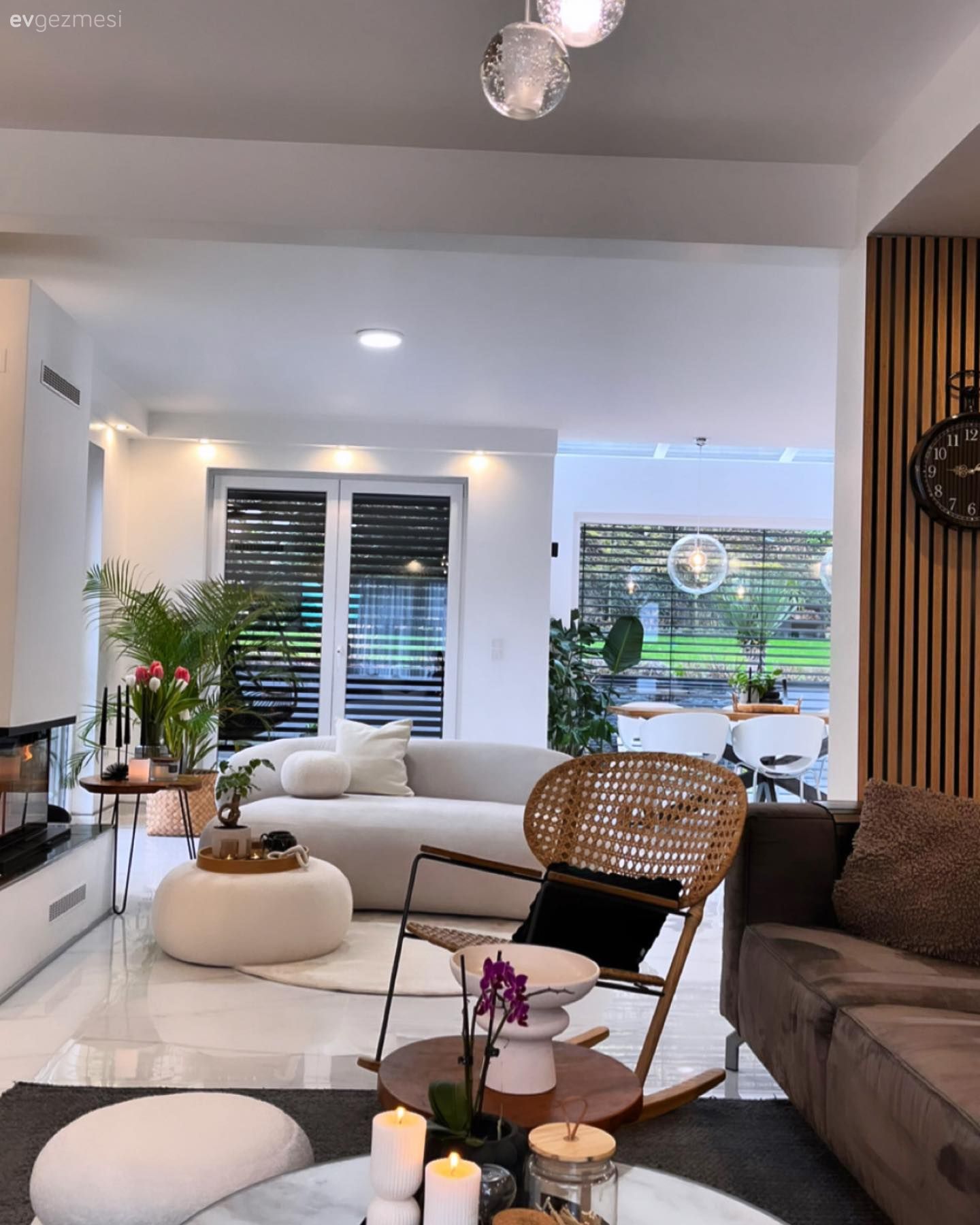 Kıvrımlı Mobilyaları Arasına Alan Bu Dekor Artık Daha Keyifli!