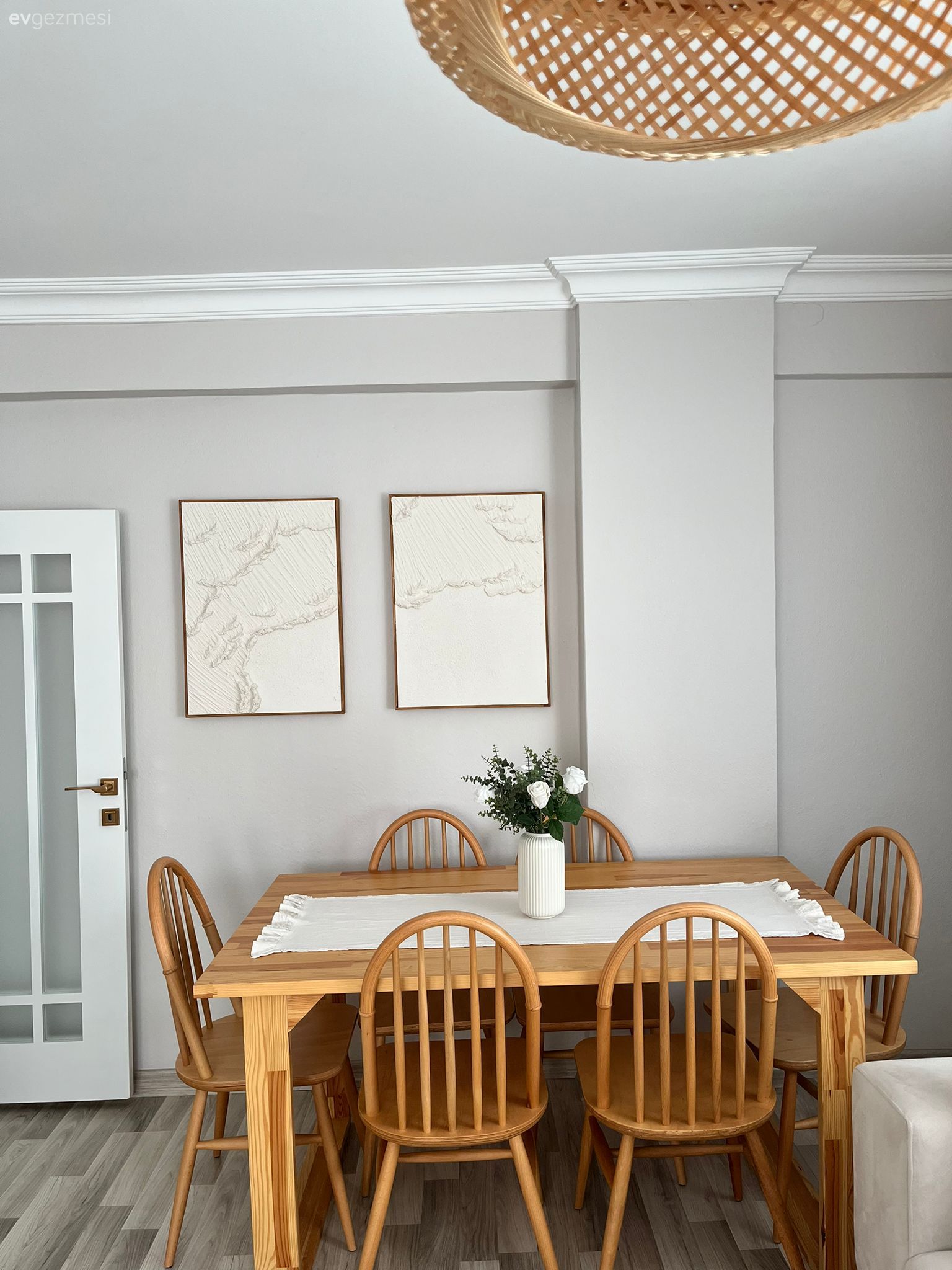 Beyaz ve Ahşap Birlikteliği Bu Evin Temel Kriteri