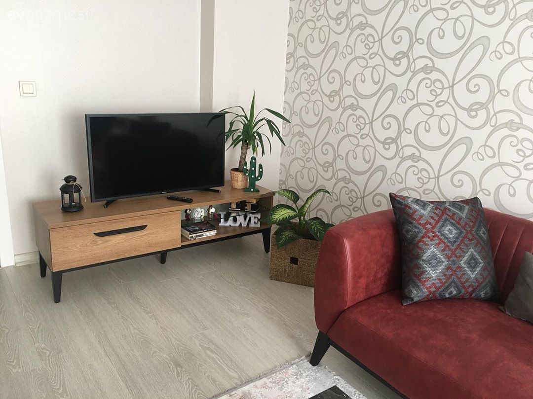 Salon, Kırmızı, Siyah, Ahşap Mobilya, Tv ünitesi, Ev bitkisi, Duvar kağıdı, Duvar dekorasyonu, Koltuk takımı, Kırlent, Ev tekstili