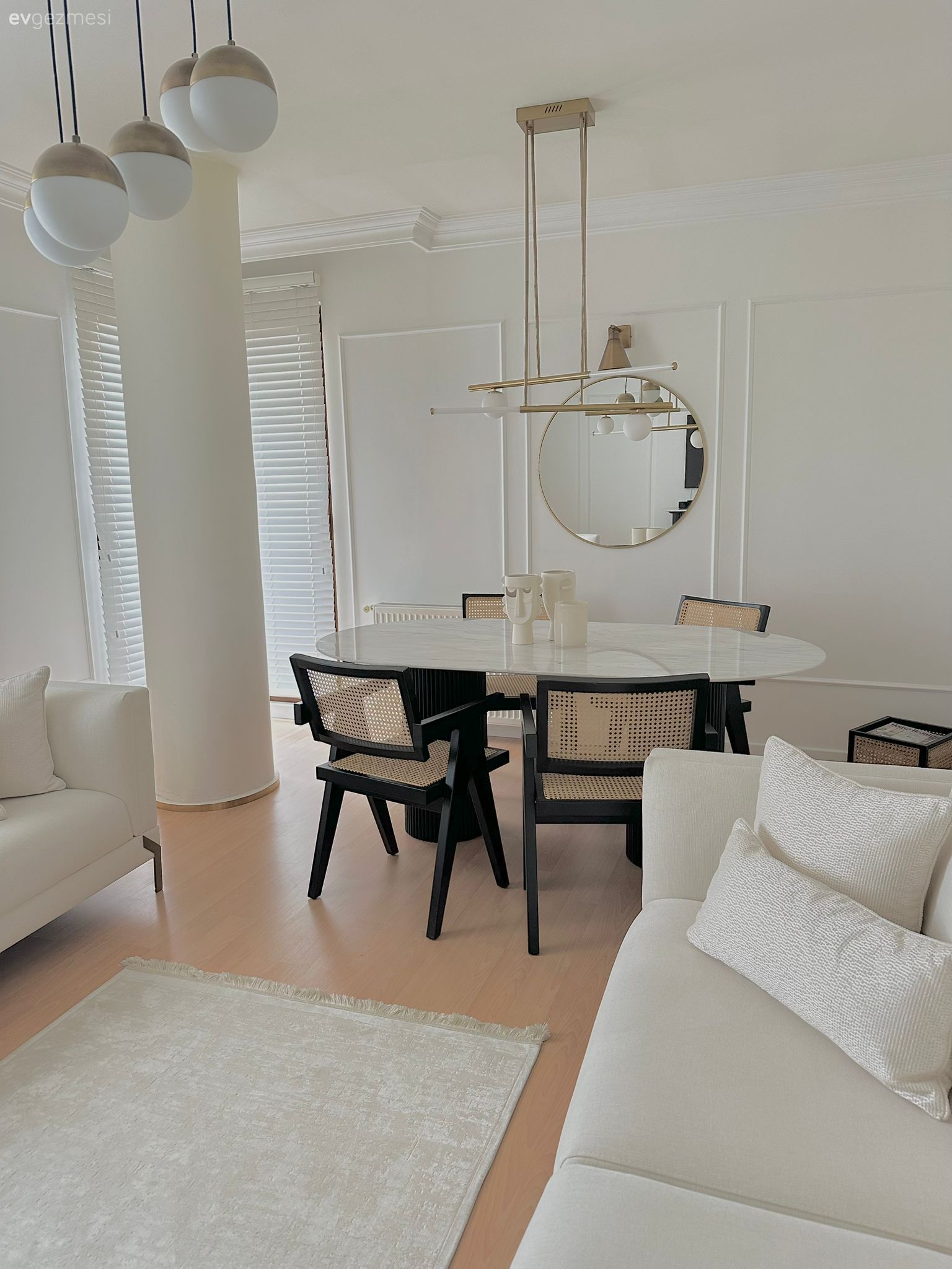 Açık Kolonu Olan Bu Salonda Beyaza Çok İş Düşmüş