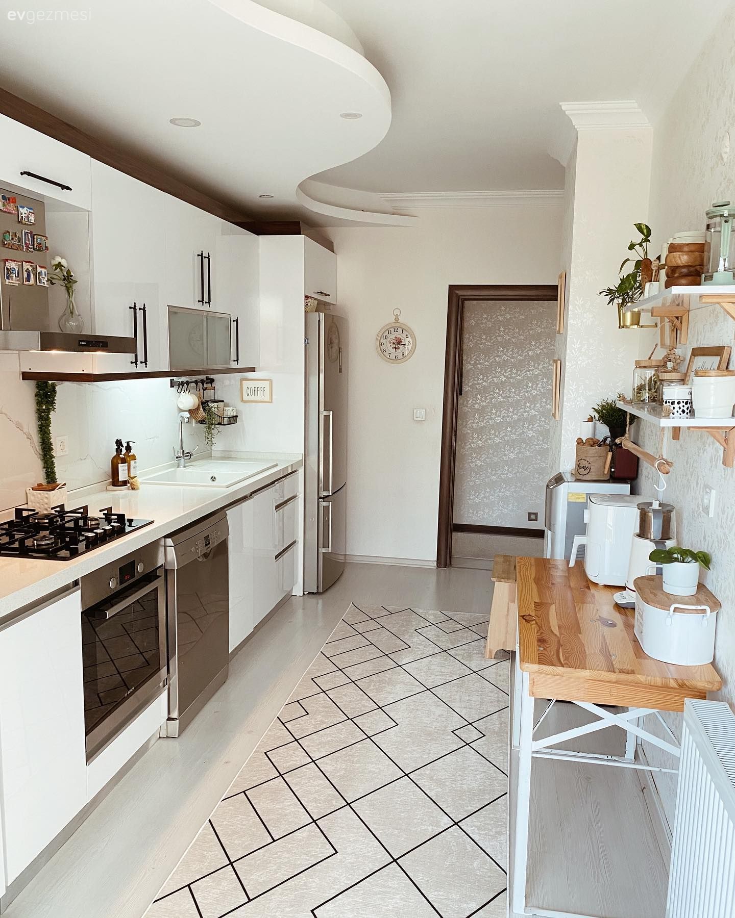 Mutfak, Beyaz, İskandinav, Mutfak tezgahı, Mutfak tezgah arası, Mutfak halısı, Mutfak masası, Mutfak rafı, Tül perde, Perde, Mutfak aksesuarları